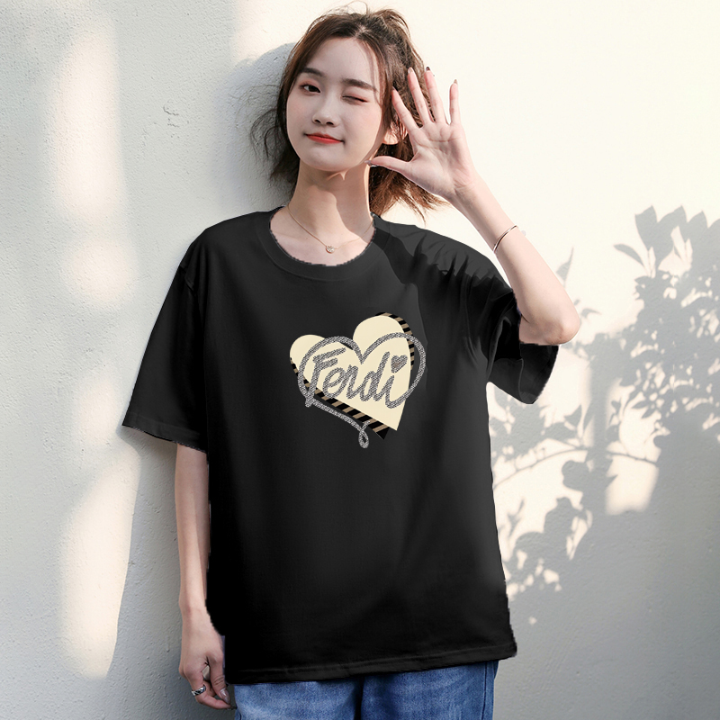 P70 Fendi/芬迪 印花Logo百搭潮流短袖T恤男女同款 吊牌 领标 水洗唛 三标齐全 定织定染280克精梳棉面料 尺码：S-XXL 颜色：黑色，白色