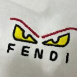 weigou_194318_5_fc654e0392 P75 fen*芬家 logo字母刺绣 官方同款 《区别通货面料》双纱纯棉上衣 7a抗菌短袖tee 上身十分舒适,男女同款半袖,落肩宽松版型 颜色: 黑色 白色 咖啡色 尺码:S(90-130斤) M(125-150斤) L(135-165斤) XL(160-190斤) XXL(185-220斤)