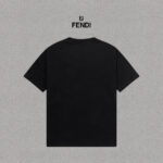 P70 Fendi/芬迪 印花Logo百搭潮流短袖T恤男女同款 吊牌 领标 水洗唛 三标齐全 定织定染280克精梳棉面料 尺码：S-XXL 颜色：黑色，白色