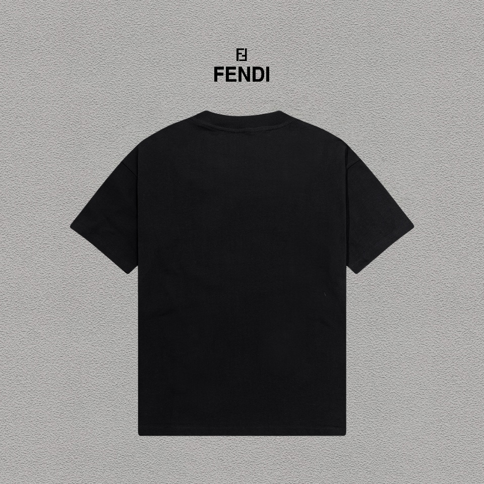 P70 Fendi/芬迪 印花Logo百搭潮流短袖T恤男女同款 吊牌 领标 水洗唛 三标齐全 定织定染280克精梳棉面料 尺码：S-XXL 颜色：黑色，白色