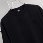 weigou_194364_3_42df306cc6 P75 fen*芬家 logo字母刺绣 官方同款 《区别通货面料》双纱纯棉上衣 7a抗菌短袖tee 上身十分舒适,男女同款半袖,落肩宽松版型 颜色: 黑色 白色 咖啡色 尺码:S(90-130斤) M(125-150斤) L(135-165斤) XL(160-190斤) XXL(185-220斤)