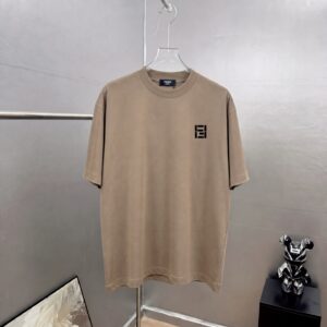 weigou_194417_0_32bd0b4651 P75 fen*芬家 logo字母刺绣 官方同款 《区别通货面料》双纱纯棉上衣 7a抗菌短袖tee 上身十分舒适,男女同款半袖,落肩宽松版型 颜色: 黑色 白色 咖啡色 尺码:S(90-130斤) M(125-150斤) L(135-165斤) XL(160-190斤) XXL(185-220斤)