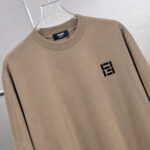 weigou_194417_2_e18b073684 P75 fen*芬家 logo字母刺绣 官方同款 《区别通货面料》双纱纯棉上衣 7a抗菌短袖tee 上身十分舒适,男女同款半袖,落肩宽松版型 颜色: 黑色 白色 咖啡色 尺码:S(90-130斤) M(125-150斤) L(135-165斤) XL(160-190斤) XXL(185-220斤)