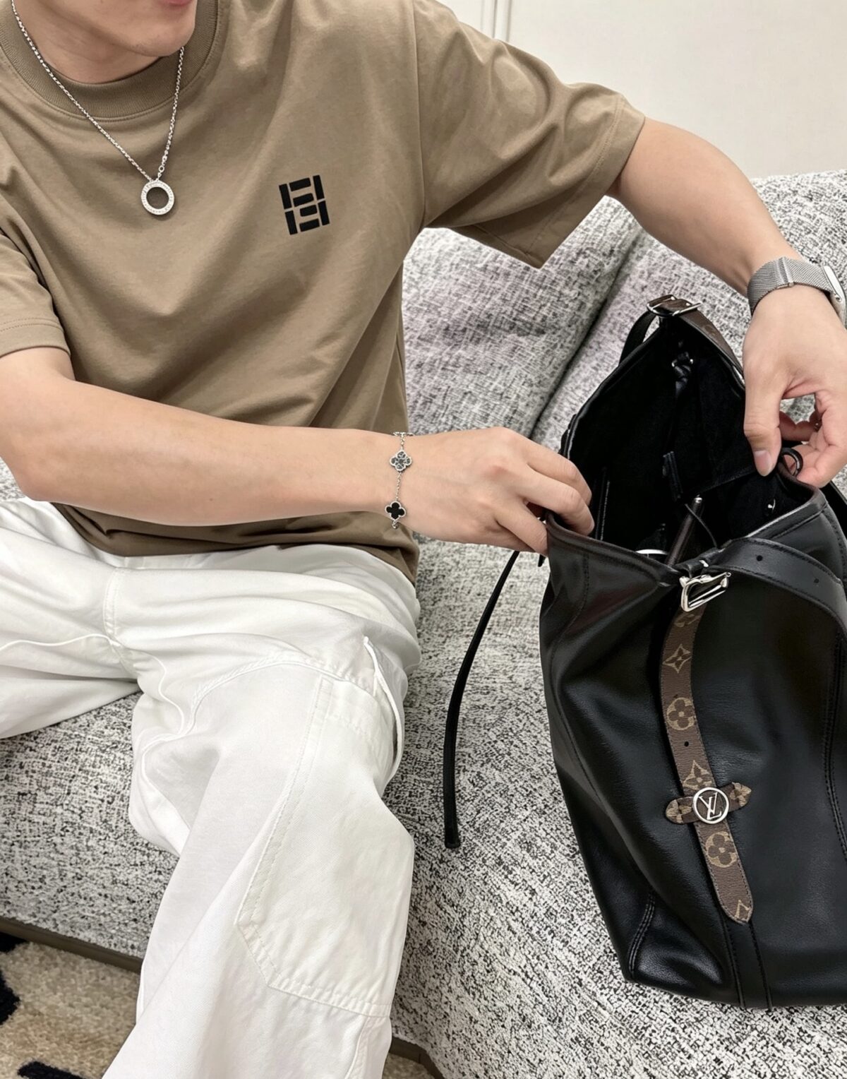 weigou_194417_7_9e43717d66 P75 fen*芬家 logo字母刺绣 官方同款 《区别通货面料》双纱纯棉上衣 7a抗菌短袖tee 上身十分舒适,男女同款半袖,落肩宽松版型 颜色: 黑色 白色 咖啡色 尺码:S(90-130斤) M(125-150斤) L(135-165斤) XL(160-190斤) XXL(185-220斤)