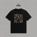 P70 Fendi/芬迪 印花Logo百搭潮流短袖T恤男女同款 吊牌 领标 水洗唛 三标齐全 定织定染280克精梳棉面料 尺码：S-XXL 颜色：黑色，白色