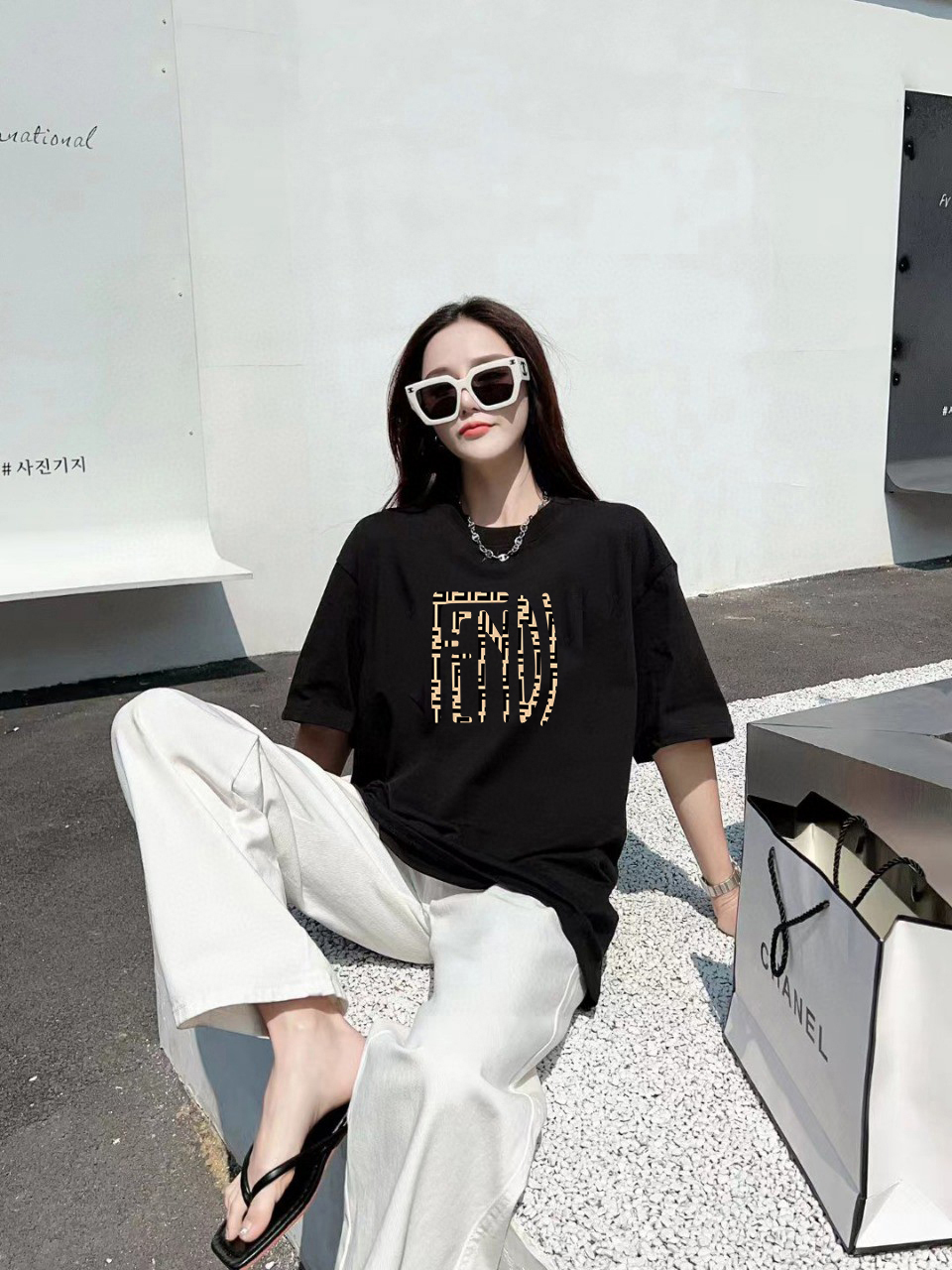 P70 Fendi/芬迪 印花Logo百搭潮流短袖T恤男女同款 吊牌 领标 水洗唛 三标齐全 定织定染280克精梳棉面料 尺码：S-XXL 颜色：黑色，白色