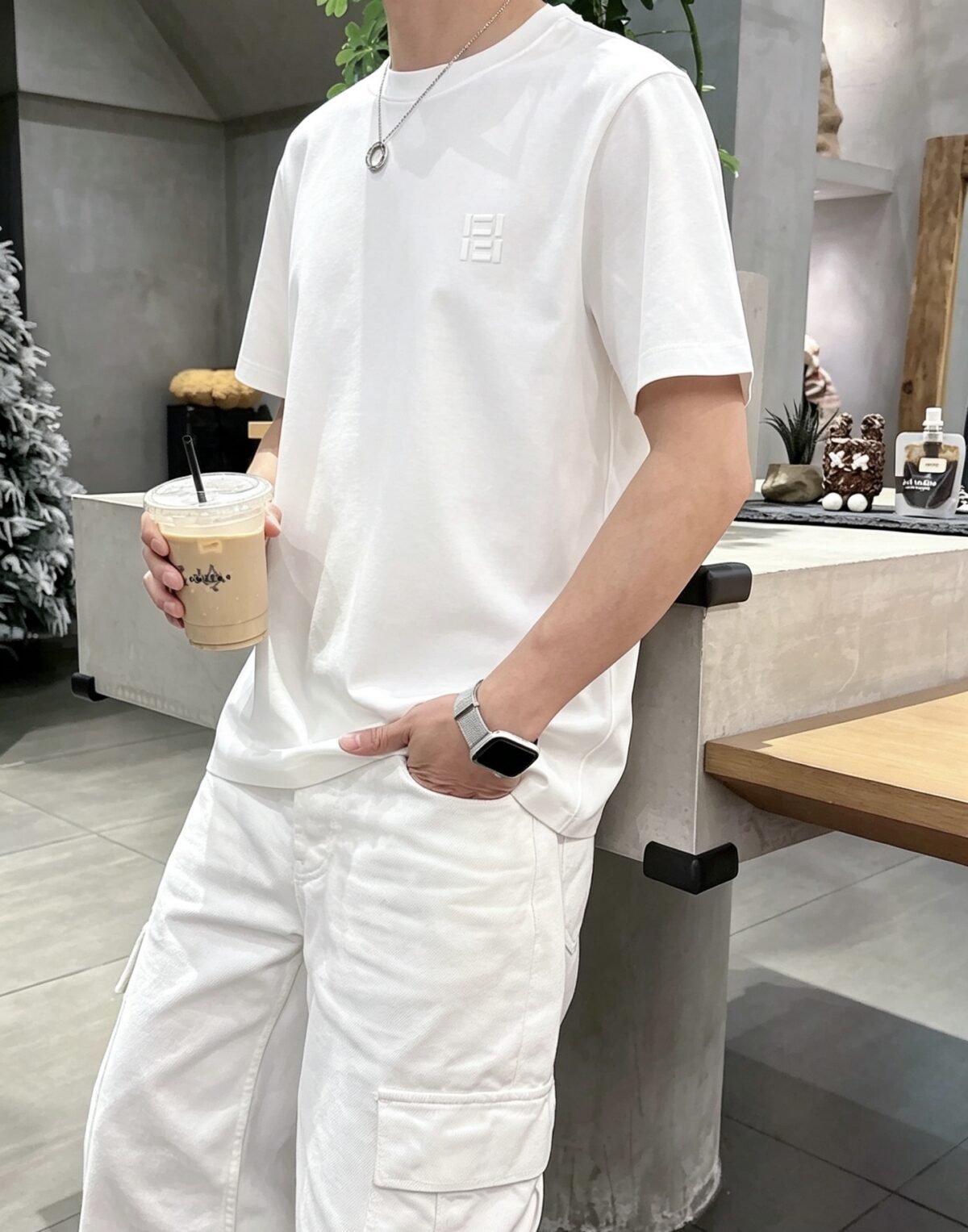 weigou_194461_8_488a347a62 P75 fen*芬家 logo字母刺绣 官方同款 《区别通货面料》双纱纯棉上衣 7a抗菌短袖tee 上身十分舒适,男女同款半袖,落肩宽松版型 颜色: 黑色 白色 咖啡色 尺码:S(90-130斤) M(125-150斤) L(135-165斤) XL(160-190斤) XXL(185-220斤)