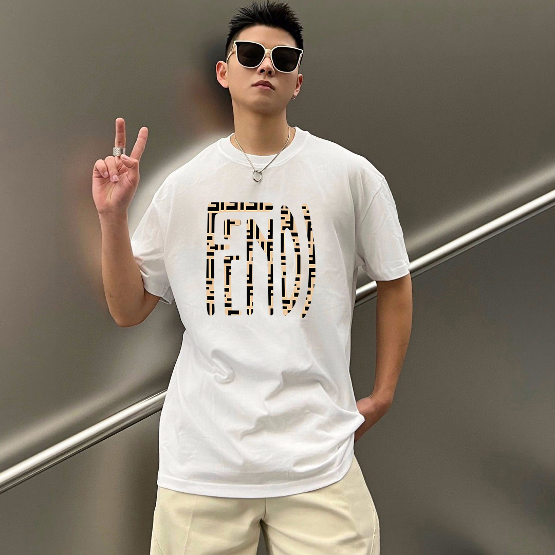 P70 Fendi/芬迪 印花Logo百搭潮流短袖T恤男女同款 吊牌 领标 水洗唛 三标齐全 定织定染280克精梳棉面料 尺码：S-XXL 颜色：黑色，白色
