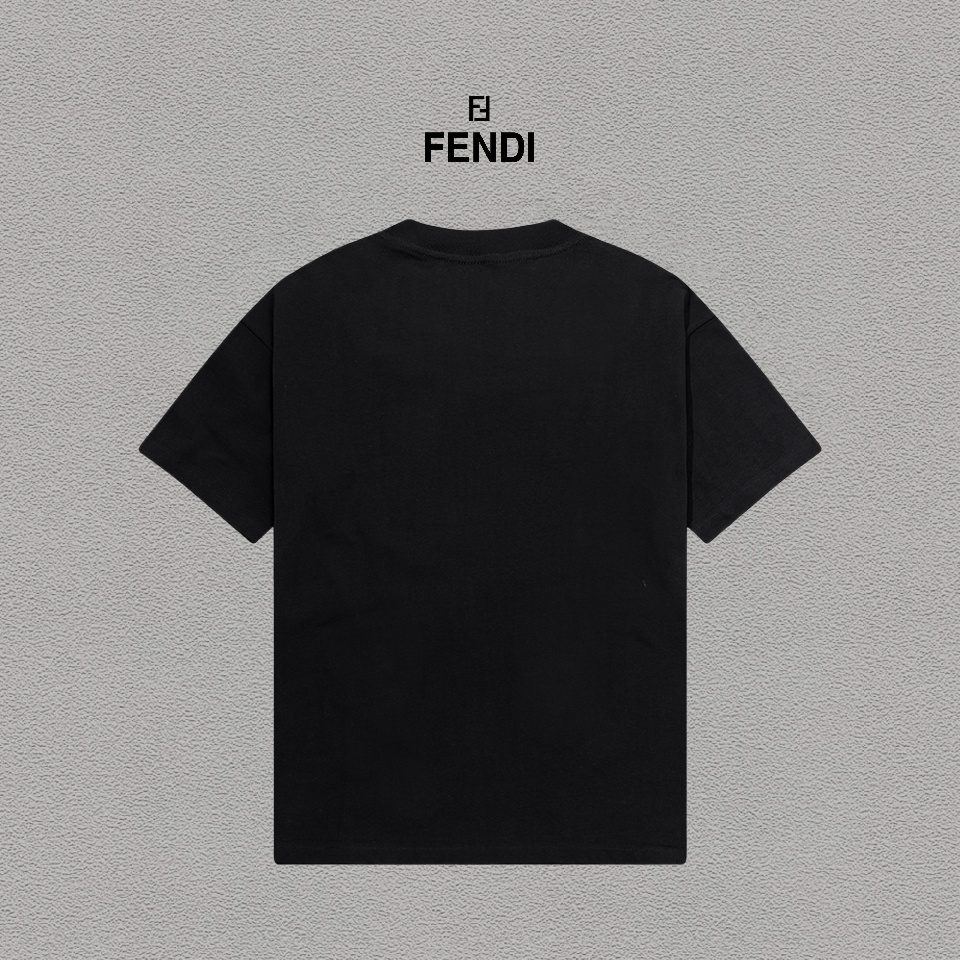 P70 Fendi/芬迪 印花Logo百搭潮流短袖T恤男女同款 吊牌 领标 水洗唛 三标齐全 定织定染280克精梳棉面料 尺码：S-XXL 颜色：黑色，白色