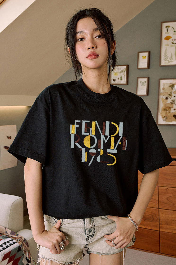 P70 Fendi/芬迪 印花Logo百搭潮流短袖T恤男女同款 吊牌 领标 水洗唛 三标齐全 定织定染280克精梳棉面料 尺码：S-XXL 颜色：黑色，白色