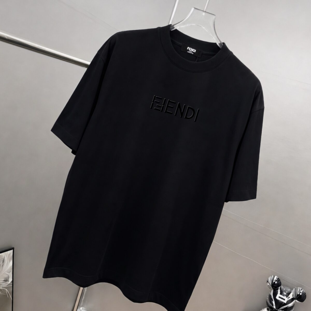 P75 fen*芬家 logo字母刺绣 官方同款 《区别通货面料》双纱纯棉上衣 7a抗菌短袖tee 上身十分舒适，男女同款半袖，落肩宽松版型 颜色: 黑色 白色 咖啡色 尺码：S（90-130斤） M（125-150斤） L（135-165斤） XL（160-190斤） XXL（185-220斤）