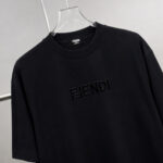 P75 fen*芬家 logo字母刺绣 官方同款 《区别通货面料》双纱纯棉上衣 7a抗菌短袖tee 上身十分舒适，男女同款半袖，落肩宽松版型 颜色: 黑色 白色 咖啡色 尺码：S（90-130斤） M（125-150斤） L（135-165斤） XL（160-190斤） XXL（185-220斤）