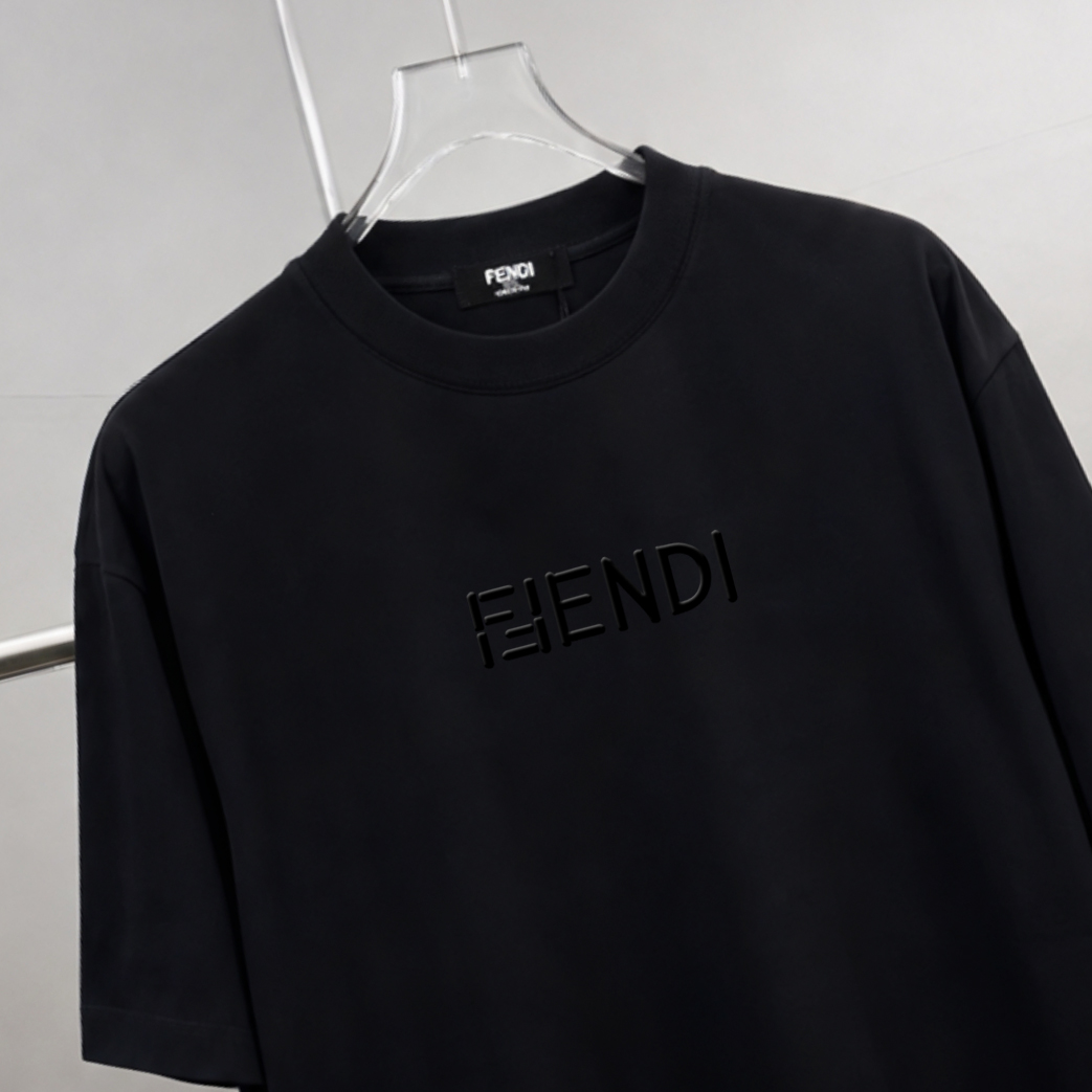 P75 fen*芬家 logo字母刺绣 官方同款 《区别通货面料》双纱纯棉上衣 7a抗菌短袖tee 上身十分舒适，男女同款半袖，落肩宽松版型 颜色: 黑色 白色 咖啡色 尺码：S（90-130斤） M（125-150斤） L（135-165斤） XL（160-190斤） XXL（185-220斤）