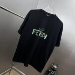 weigou_194541_1_31a27c92e5 P80 Fen~ 植绒印花字母2025秋冬新款休闲纯棉上衣 280g7A抗菌短袖tee 负离子上身十分舒适,男女同款半袖,落肩宽松版型 颜色: 黑色 白色 咖啡色 尺码:S(90-130斤) M(125-150斤) L(135-165斤) XL(160-190斤) XXL(185-220斤)