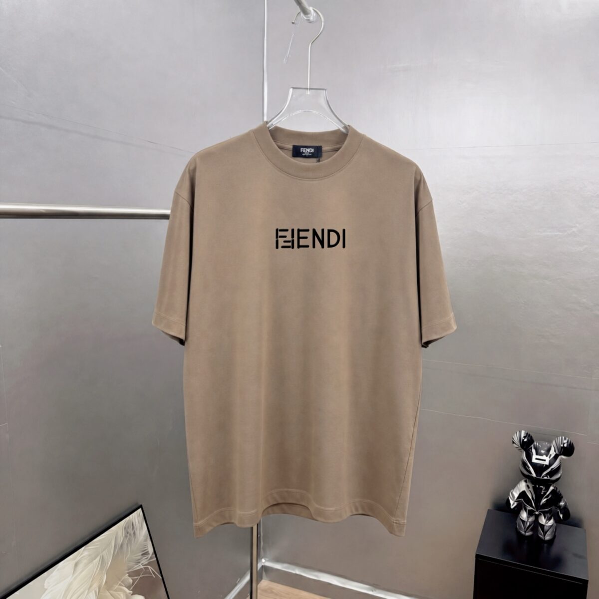P75 fen*芬家 logo字母刺绣 官方同款 《区别通货面料》双纱纯棉上衣 7a抗菌短袖tee 上身十分舒适，男女同款半袖，落肩宽松版型 颜色: 黑色 白色 咖啡色 尺码：S（90-130斤） M（125-150斤） L（135-165斤） XL（160-190斤） XXL（185-220斤）