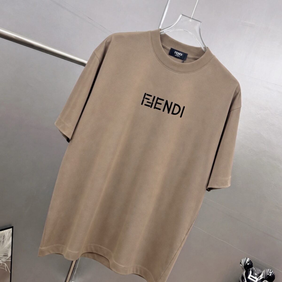 P75 fen*芬家 logo字母刺绣 官方同款 《区别通货面料》双纱纯棉上衣 7a抗菌短袖tee 上身十分舒适，男女同款半袖，落肩宽松版型 颜色: 黑色 白色 咖啡色 尺码：S（90-130斤） M（125-150斤） L（135-165斤） XL（160-190斤） XXL（185-220斤）
