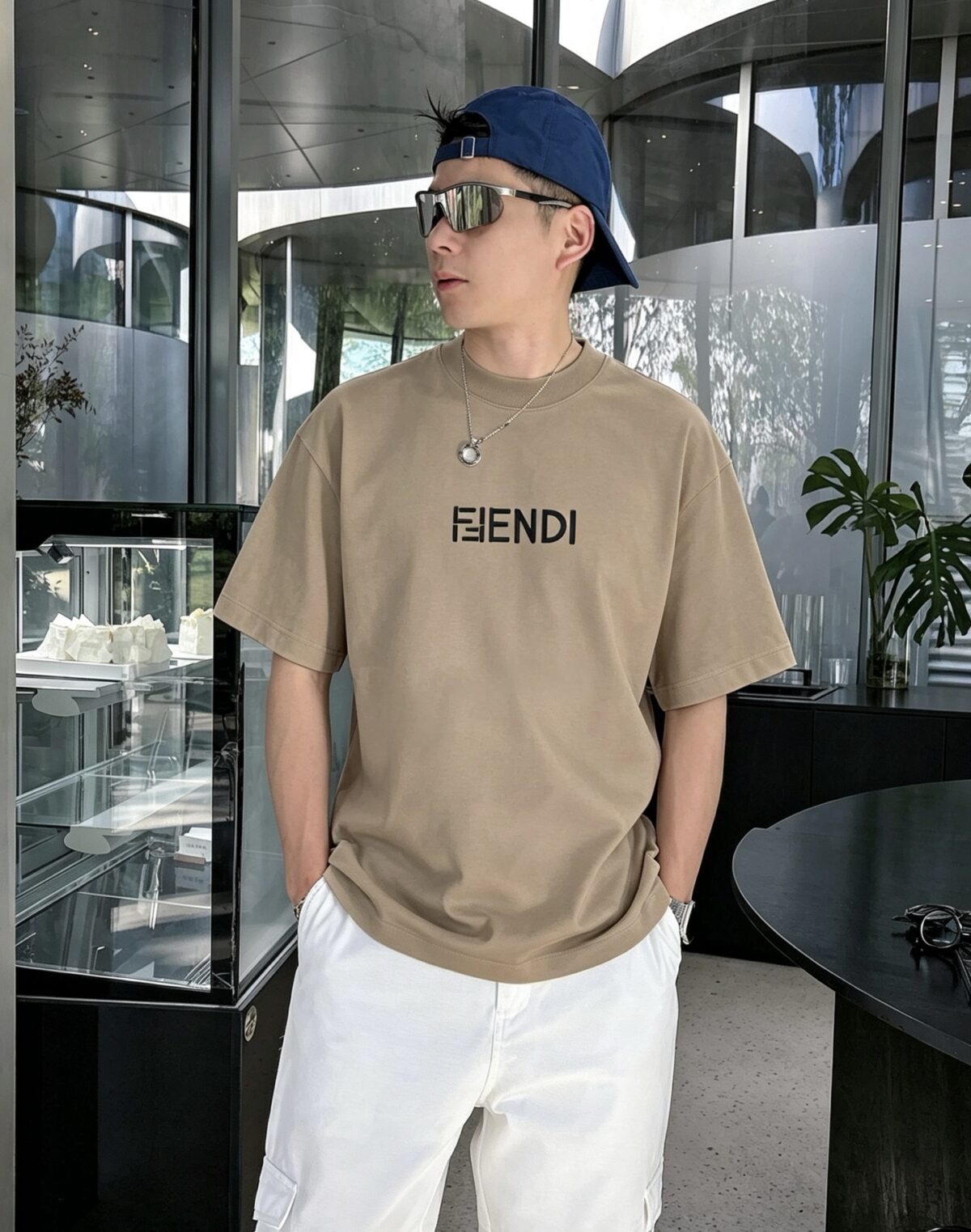 P75 fen*芬家 logo字母刺绣 官方同款 《区别通货面料》双纱纯棉上衣 7a抗菌短袖tee 上身十分舒适，男女同款半袖，落肩宽松版型 颜色: 黑色 白色 咖啡色 尺码：S（90-130斤） M（125-150斤） L（135-165斤） XL（160-190斤） XXL（185-220斤）