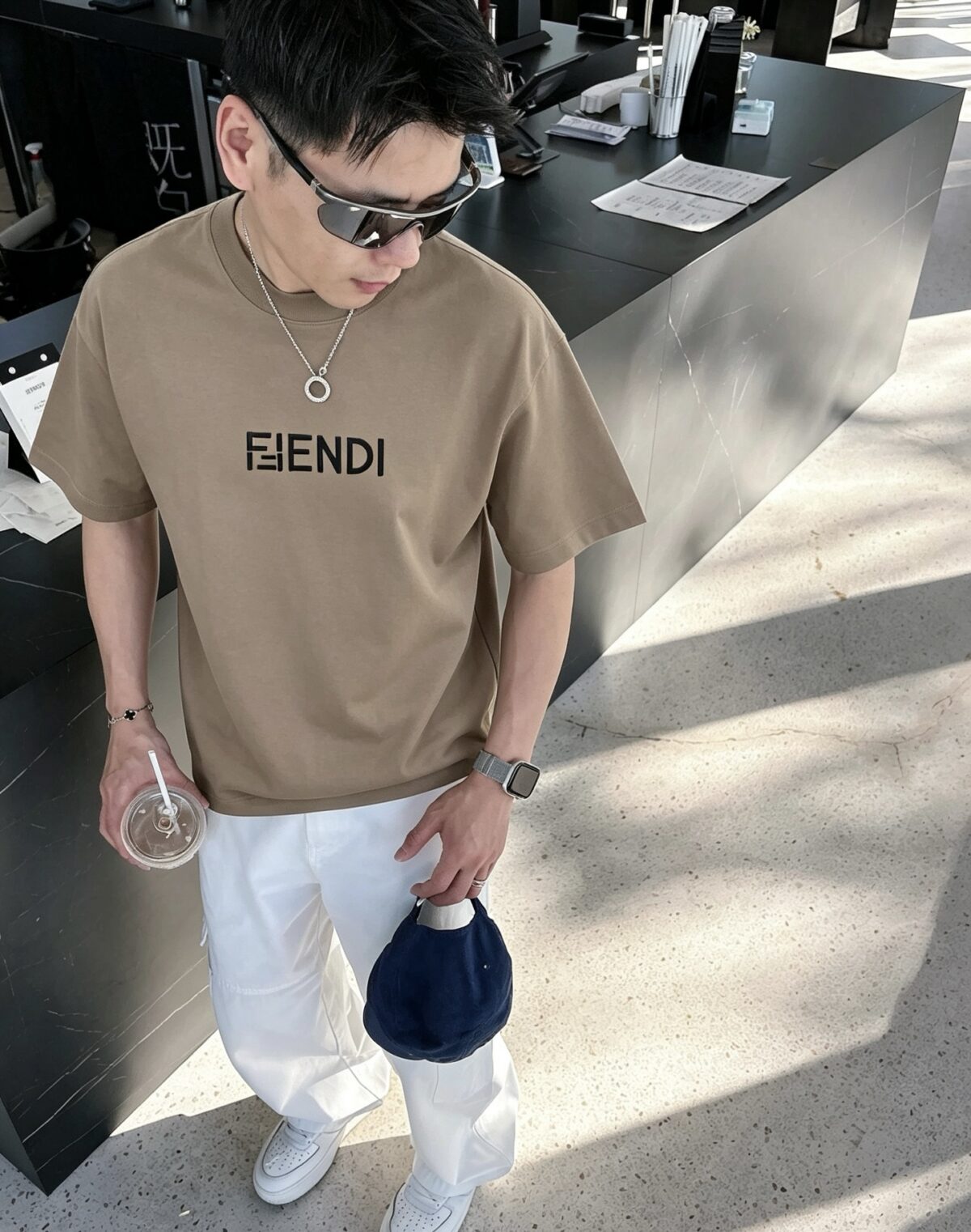 P75 fen*芬家 logo字母刺绣 官方同款 《区别通货面料》双纱纯棉上衣 7a抗菌短袖tee 上身十分舒适，男女同款半袖，落肩宽松版型 颜色: 黑色 白色 咖啡色 尺码：S（90-130斤） M（125-150斤） L（135-165斤） XL（160-190斤） XXL（185-220斤）