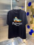 P70 FEN*DI芬迪 2026春夏新款短袖t恤 经典 印花工艺 定制双纱平纹纯棉面料 男女同款 吊牌 领标 洗水唛 三标齐全 颜色：黑色 白色 紫色 绿色 尺码：S M L XL XXL