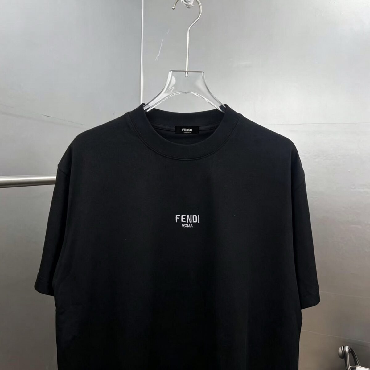 P75 fen*芬家 logo字母刺绣 官方同款 《区别通货面料》双纱纯棉上衣 7a抗菌短袖tee 上身十分舒适，男女同款半袖，落肩宽松版型 颜色: 黑色 白色 咖啡色 尺码：S（90-130斤） M（125-150斤） L（135-165斤） XL（160-190斤） XXL（185-220斤）