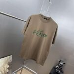 weigou_194699_2_6ec4207f8f P80 Fen~ 植绒印花字母2025秋冬新款休闲纯棉上衣 280g7A抗菌短袖tee 负离子上身十分舒适,男女同款半袖,落肩宽松版型 颜色: 黑色 白色 咖啡色 尺码:S(90-130斤) M(125-150斤) L(135-165斤) XL(160-190斤) XXL(185-220斤)