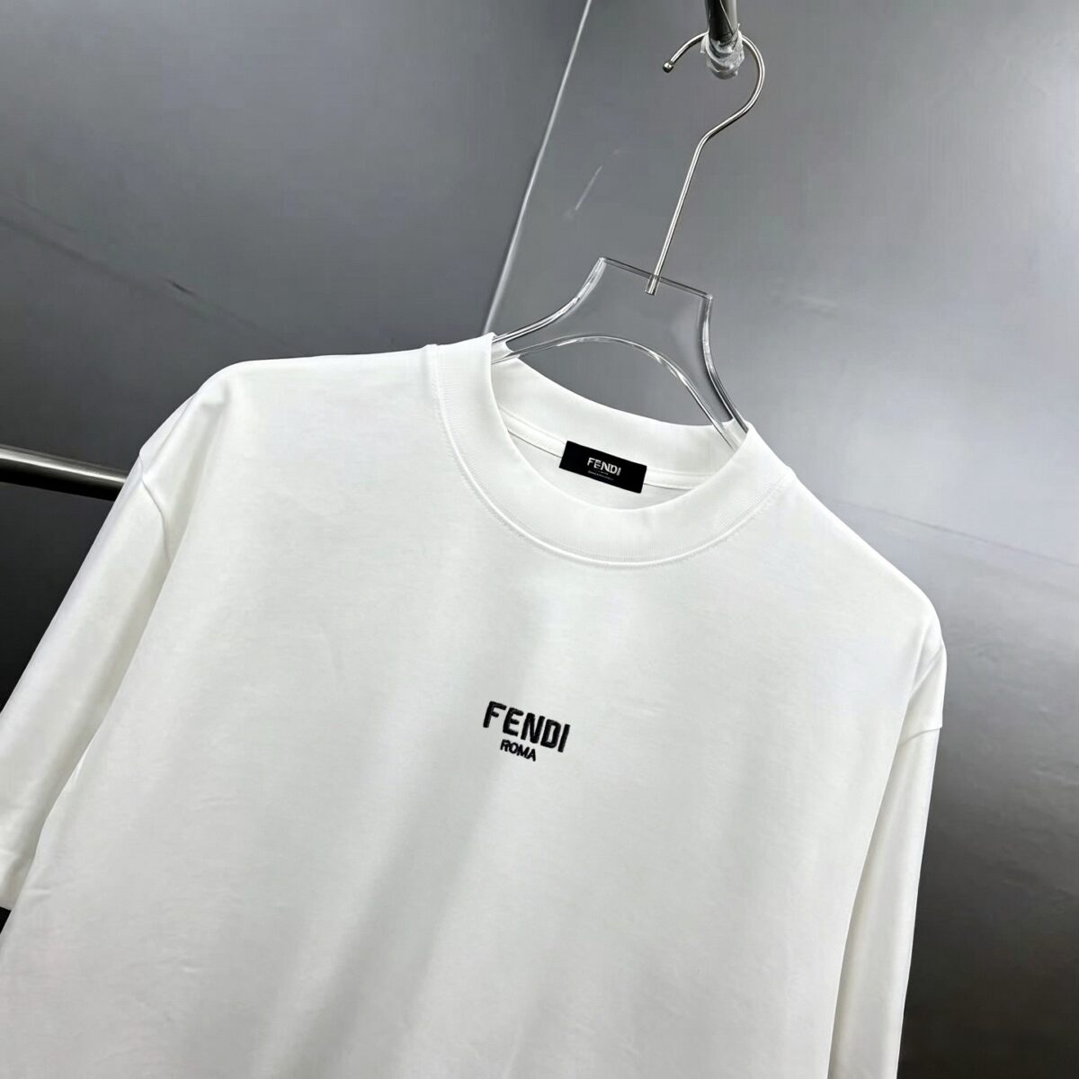 weigou_194700_3_e1ab2c79c2 P75 fen*芬家 logo字母刺绣 官方同款 《区别通货面料》双纱纯棉上衣 7a抗菌短袖tee 上身十分舒适,男女同款半袖,落肩宽松版型 颜色: 黑色 白色 咖啡色 尺码:S(90-130斤) M(125-150斤) L(135-165斤) XL(160-190斤) XXL(185-220斤)