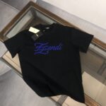 P75 💥 FENDI 芬迪 春夏最新款短袖T恤！ Logo精致升级 ！定制面料，手感非常舒服 春夏最新砖柜同步 时尚又个性 超级百搭好看的一款 男女都非常合适 ✅人手必备款 颜色：黑色 米白 尺码：M-XXXL（下单请报身高体重！）