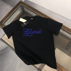 P75 💥 FENDI 芬迪 春夏最新款短袖T恤！ Logo精致升级 ！定制面料，手感非常舒服 春夏最新砖柜同步 时尚又个性 超级百搭好看的一款 男女都非常合适 ✅人手必备款 颜色：黑色 米白 尺码：M-XXXL（下单请报身高体重！）