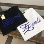 P75 💥 FENDI 芬迪 春夏最新款短袖T恤！ Logo精致升级 ！定制面料，手感非常舒服 春夏最新砖柜同步 时尚又个性 超级百搭好看的一款 男女都非常合适 ✅人手必备款 颜色：黑色 米白 尺码：M-XXXL（下单请报身高体重！）