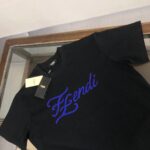 P75 💥 FENDI 芬迪 春夏最新款短袖T恤！ Logo精致升级 ！定制面料，手感非常舒服 春夏最新砖柜同步 时尚又个性 超级百搭好看的一款 男女都非常合适 ✅人手必备款 颜色：黑色 米白 尺码：M-XXXL（下单请报身高体重！）
