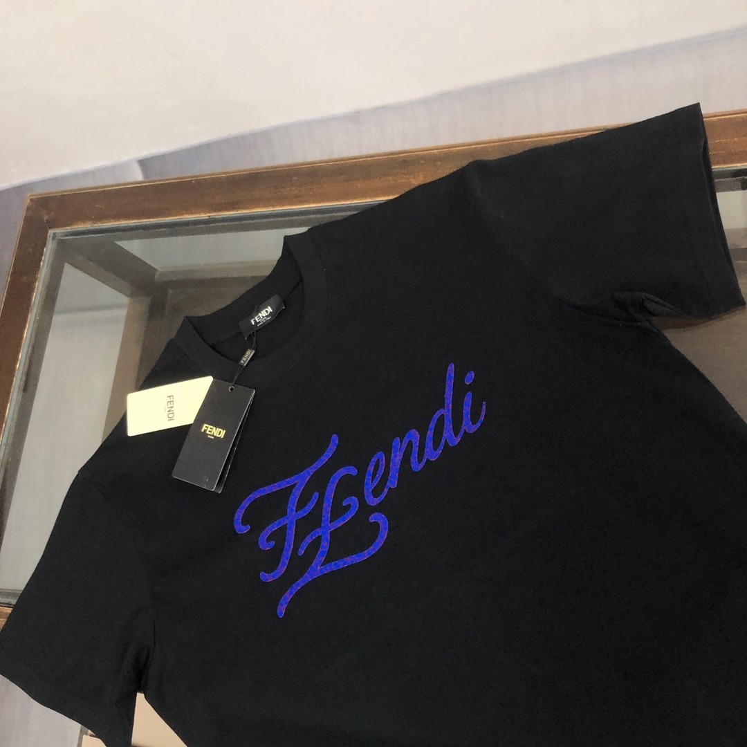 P75 💥 FENDI 芬迪 春夏最新款短袖T恤！ Logo精致升级 ！定制面料，手感非常舒服 春夏最新砖柜同步 时尚又个性 超级百搭好看的一款 男女都非常合适 ✅人手必备款 颜色：黑色 米白 尺码：M-XXXL（下单请报身高体重！）