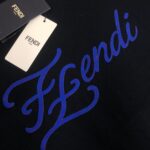 P75 💥 FENDI 芬迪 春夏最新款短袖T恤！ Logo精致升级 ！定制面料，手感非常舒服 春夏最新砖柜同步 时尚又个性 超级百搭好看的一款 男女都非常合适 ✅人手必备款 颜色：黑色 米白 尺码：M-XXXL（下单请报身高体重！）