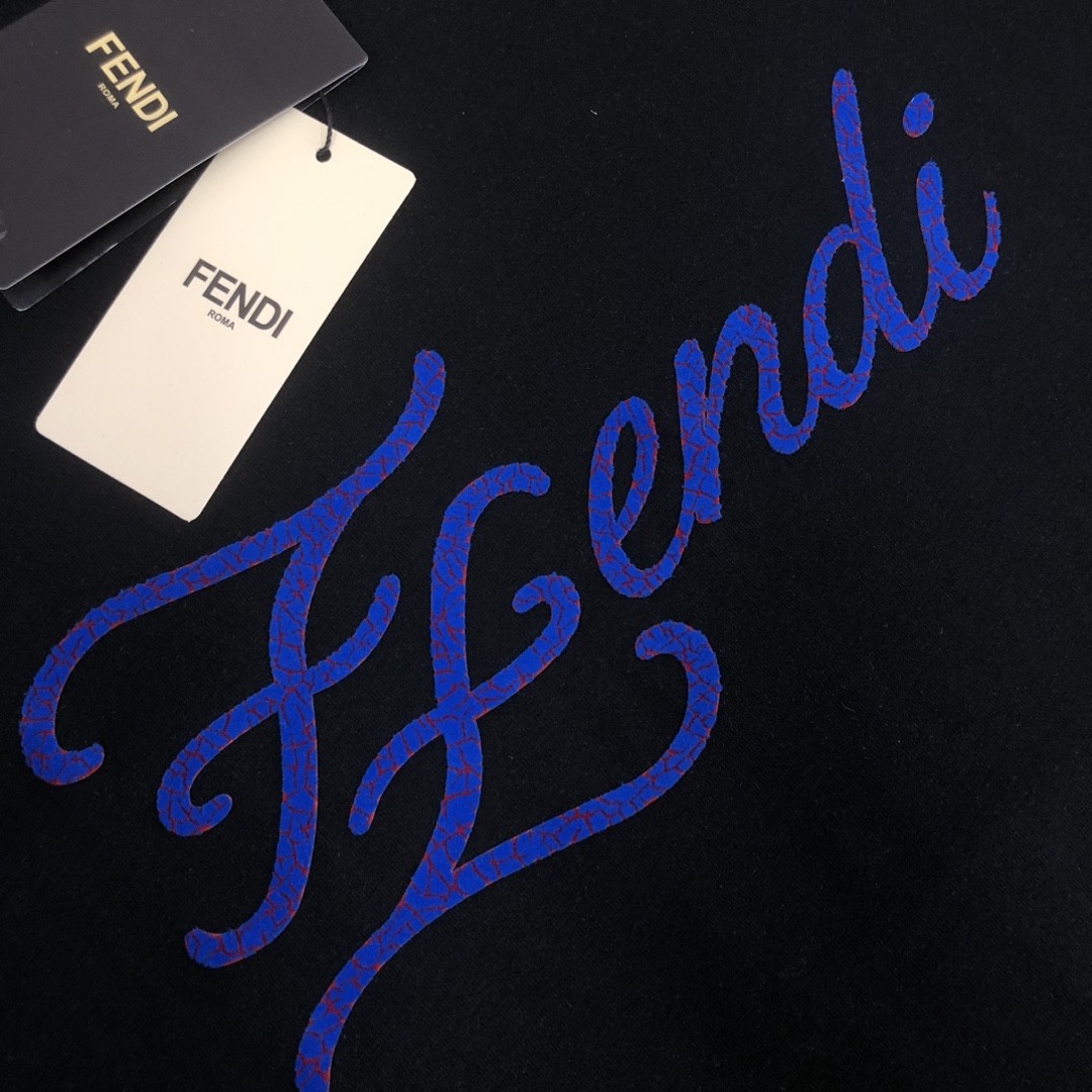 P75 💥 FENDI 芬迪 春夏最新款短袖T恤！ Logo精致升级 ！定制面料，手感非常舒服 春夏最新砖柜同步 时尚又个性 超级百搭好看的一款 男女都非常合适 ✅人手必备款 颜色：黑色 米白 尺码：M-XXXL（下单请报身高体重！）