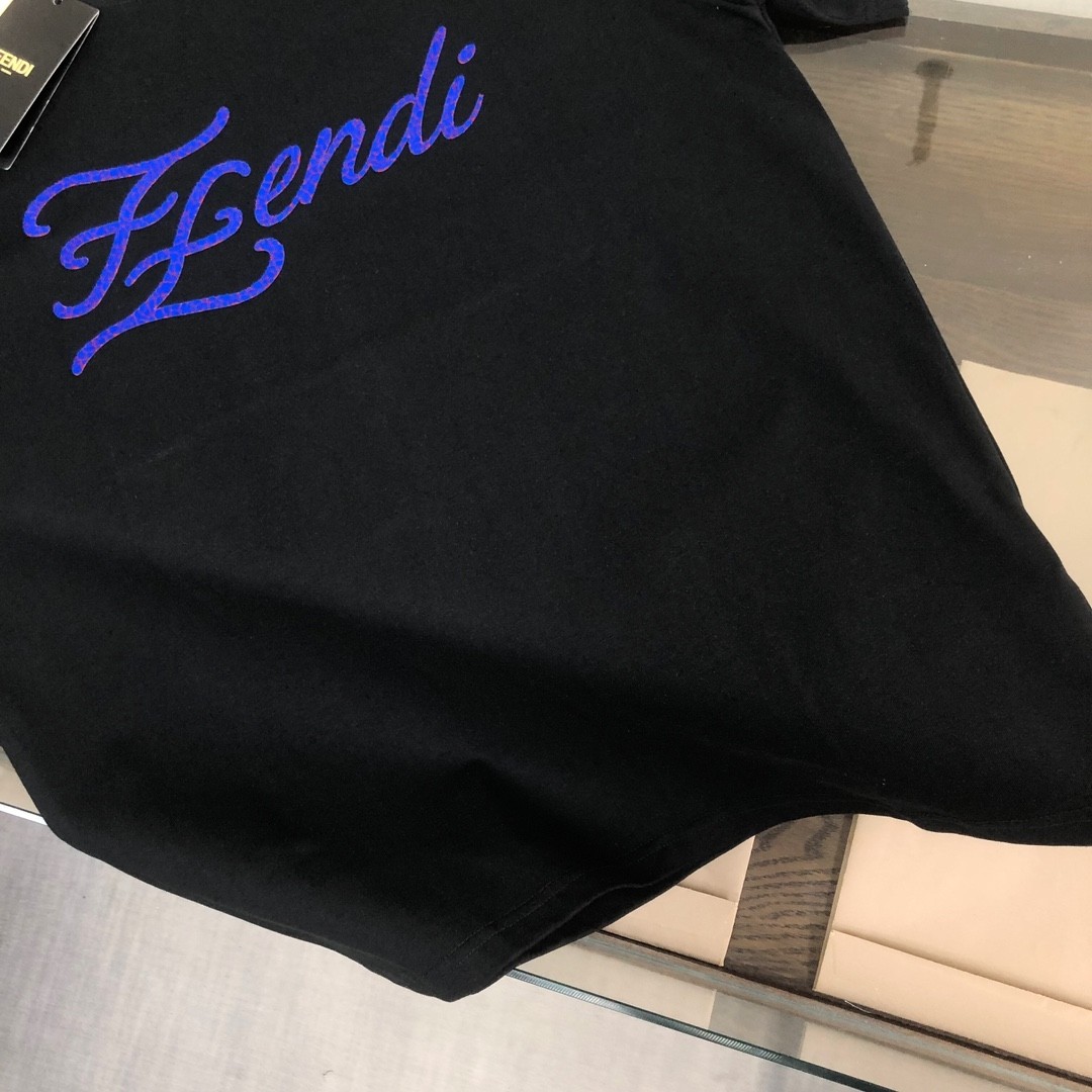 P75 💥 FENDI 芬迪 春夏最新款短袖T恤！ Logo精致升级 ！定制面料，手感非常舒服 春夏最新砖柜同步 时尚又个性 超级百搭好看的一款 男女都非常合适 ✅人手必备款 颜色：黑色 米白 尺码：M-XXXL（下单请报身高体重！）