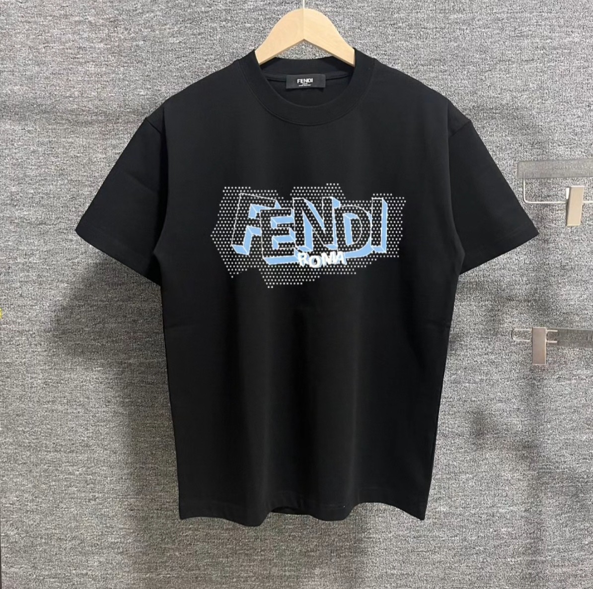 weigou_194836_0_6461545e2c P80 FEN*芬*迪 2025春秋新款 首发网图柜子版 3D字母logo印花短袖t恤 三标齐全 定制双纱平纹纯棉面料 男女同款 颜色:黑色 酒红色 尺码: S (90-130斤) M (120-150斤) L (140-165斤) XL (160-180斤) XXL (180-210斤)