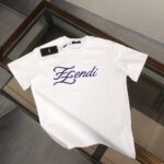 P75 💥 FENDI 芬迪 春夏最新款短袖T恤！ Logo精致升级 ！定制面料，手感非常舒服 春夏最新砖柜同步 时尚又个性 超级百搭好看的一款 男女都非常合适 ✅人手必备款 颜色：黑色 米白 尺码：M-XXXL（下单请报身高体重！）