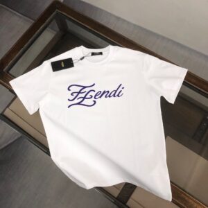 P75 💥 FENDI 芬迪 春夏最新款短袖T恤！ Logo精致升级 ！定制面料，手感非常舒服 春夏最新砖柜同步 时尚又个性 超级百搭好看的一款 男女都非常合适 ✅人手必备款 颜色：黑色 米白 尺码：M-XXXL（下单请报身高体重！）