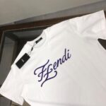 P75 💥 FENDI 芬迪 春夏最新款短袖T恤！ Logo精致升级 ！定制面料，手感非常舒服 春夏最新砖柜同步 时尚又个性 超级百搭好看的一款 男女都非常合适 ✅人手必备款 颜色：黑色 米白 尺码：M-XXXL（下单请报身高体重！）