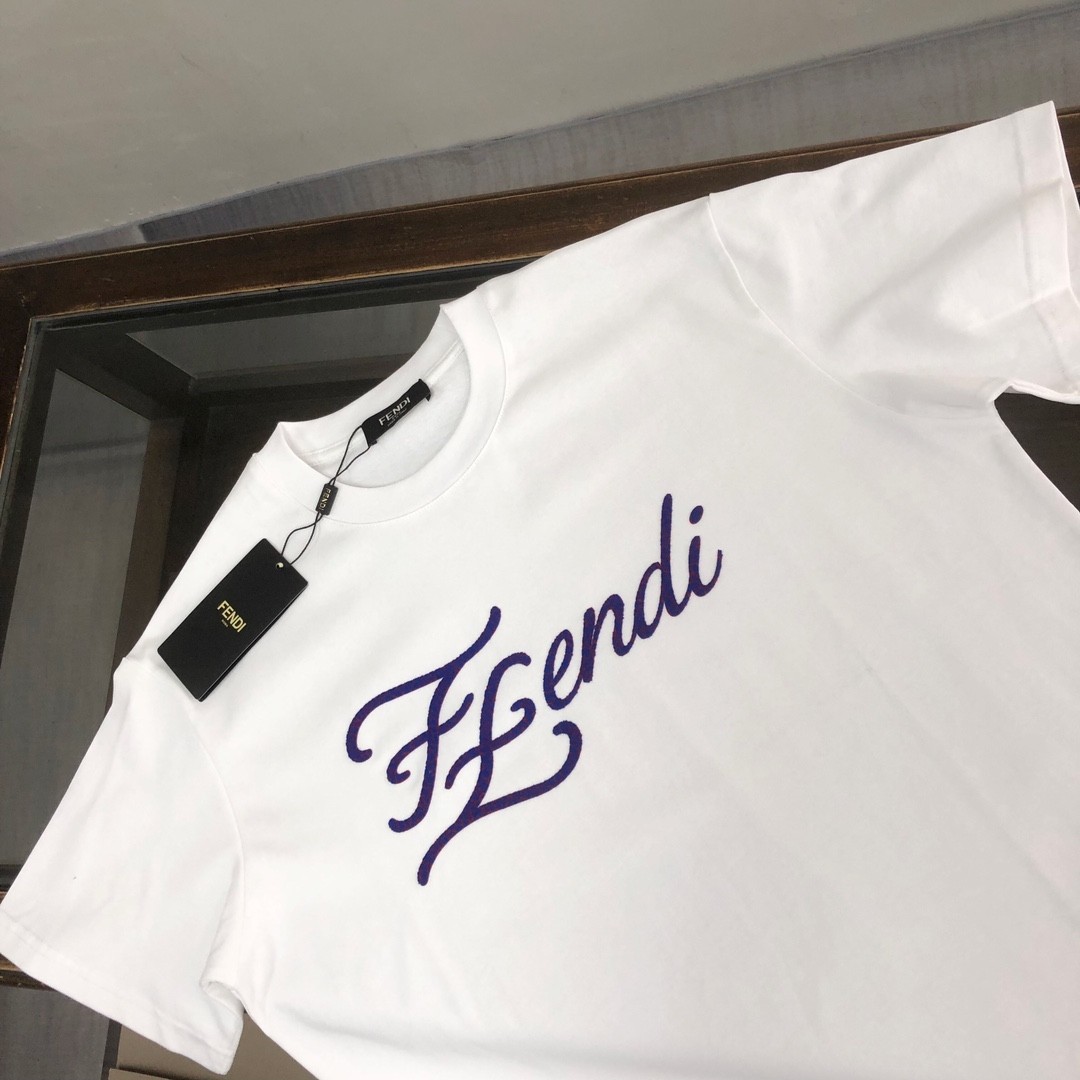 P75 💥 FENDI 芬迪 春夏最新款短袖T恤！ Logo精致升级 ！定制面料，手感非常舒服 春夏最新砖柜同步 时尚又个性 超级百搭好看的一款 男女都非常合适 ✅人手必备款 颜色：黑色 米白 尺码：M-XXXL（下单请报身高体重！）