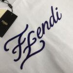 P75 💥 FENDI 芬迪 春夏最新款短袖T恤！ Logo精致升级 ！定制面料，手感非常舒服 春夏最新砖柜同步 时尚又个性 超级百搭好看的一款 男女都非常合适 ✅人手必备款 颜色：黑色 米白 尺码：M-XXXL（下单请报身高体重！）
