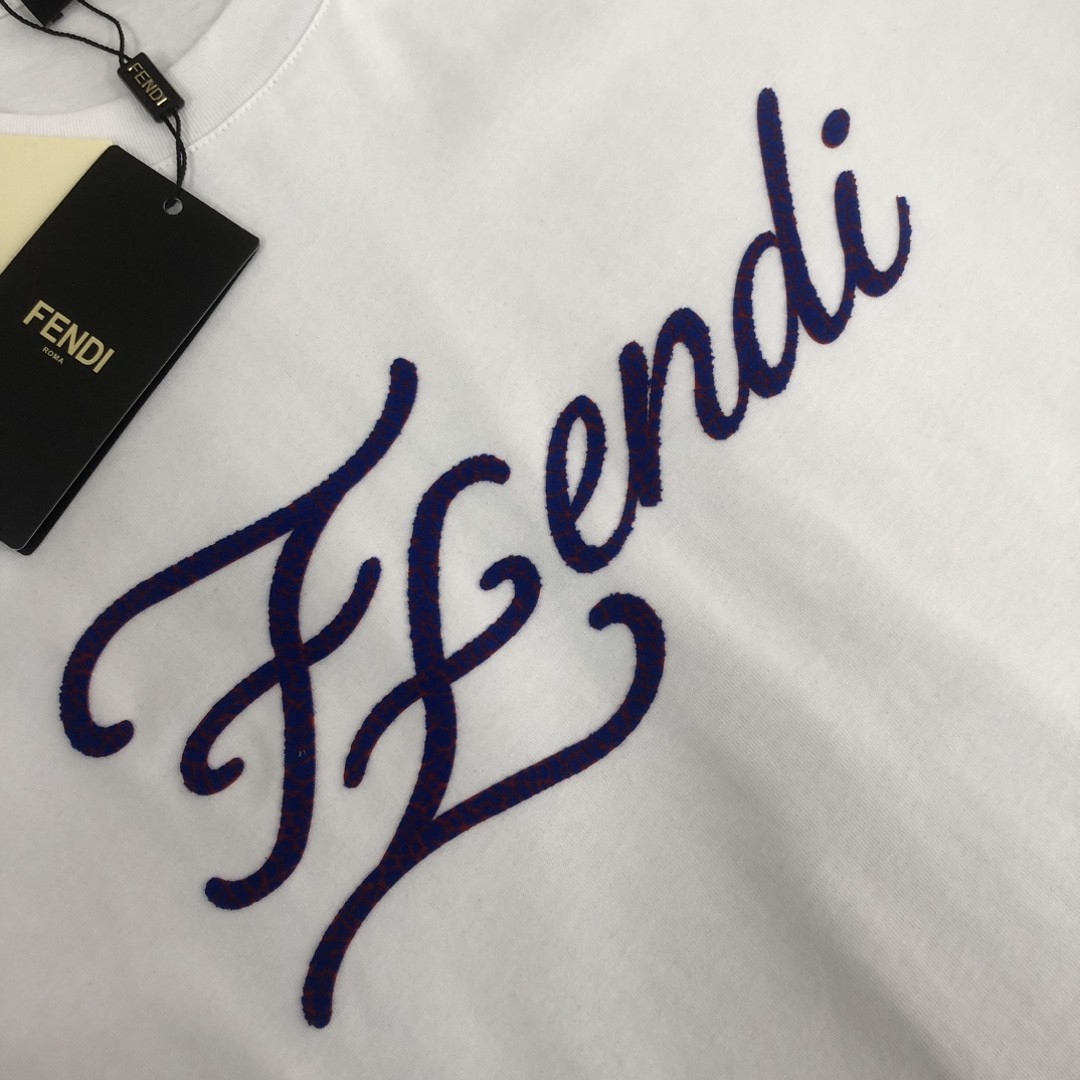 P75 💥 FENDI 芬迪 春夏最新款短袖T恤！ Logo精致升级 ！定制面料，手感非常舒服 春夏最新砖柜同步 时尚又个性 超级百搭好看的一款 男女都非常合适 ✅人手必备款 颜色：黑色 米白 尺码：M-XXXL（下单请报身高体重！）
