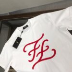 P75 FENDI 芬迪 26SS新品，情侣款T恤，时尚休闲圆领短袖，采用进口原版科技面料，顶级印花工艺图案logo，独特设计，档次极高，舒适透气，上身时尚帅气，三标齐全👍 颜色：黑色 白色 码数：M-XXXL