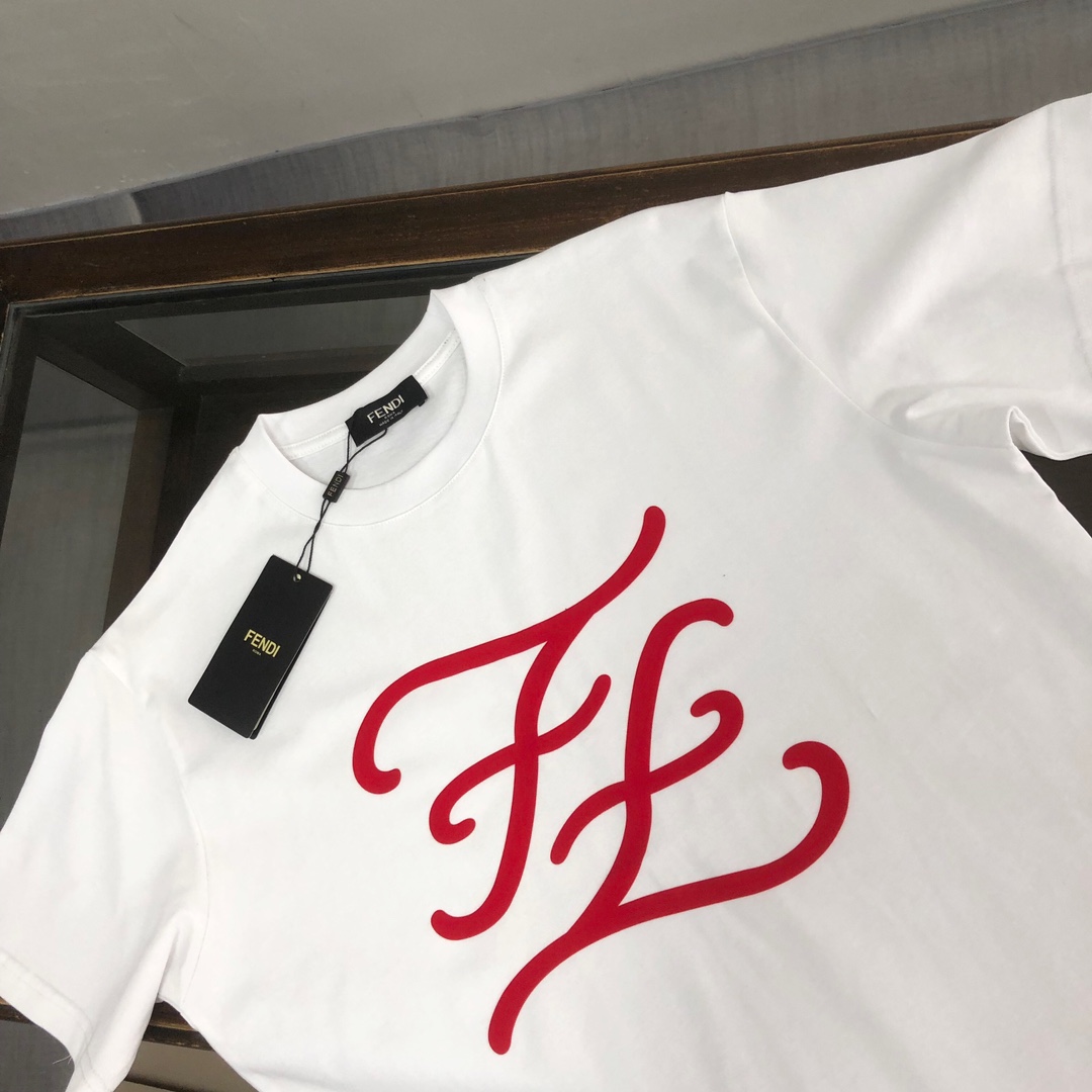 P75 FENDI 芬迪 26SS新品，情侣款T恤，时尚休闲圆领短袖，采用进口原版科技面料，顶级印花工艺图案logo，独特设计，档次极高，舒适透气，上身时尚帅气，三标齐全👍 颜色：黑色 白色 码数：M-XXXL