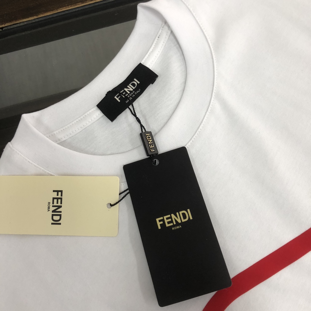 P75 FENDI 芬迪 26SS新品，情侣款T恤，时尚休闲圆领短袖，采用进口原版科技面料，顶级印花工艺图案logo，独特设计，档次极高，舒适透气，上身时尚帅气，三标齐全👍 颜色：黑色 白色 码数：M-XXXL