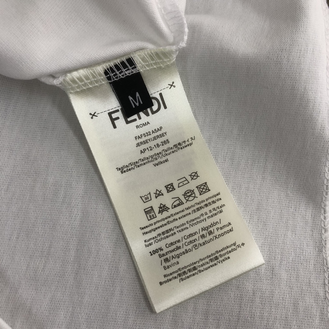 P75 FENDI 芬迪 26SS新品，情侣款T恤，时尚休闲圆领短袖，采用进口原版科技面料，顶级印花工艺图案logo，独特设计，档次极高，舒适透气，上身时尚帅气，三标齐全👍 颜色：黑色 白色 码数：M-XXXL