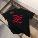 P75 FENDI 芬迪 26SS新品，情侣款T恤，时尚休闲圆领短袖，采用进口原版科技面料，顶级印花工艺图案logo，独特设计，档次极高，舒适透气，上身时尚帅气，三标齐全👍 颜色：黑色 白色 码数：M-XXXL