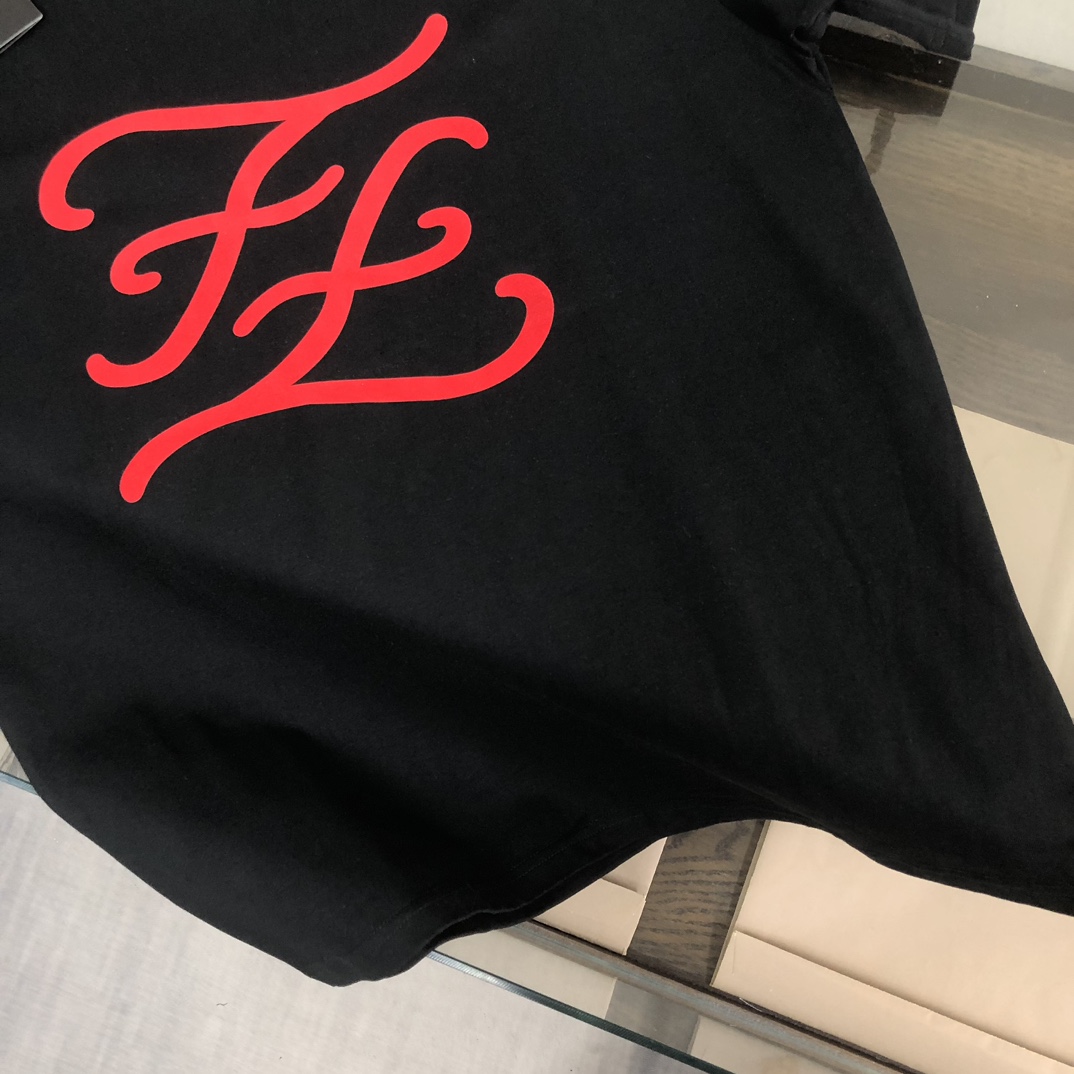 P75 FENDI 芬迪 26SS新品，情侣款T恤，时尚休闲圆领短袖，采用进口原版科技面料，顶级印花工艺图案logo，独特设计，档次极高，舒适透气，上身时尚帅气，三标齐全👍 颜色：黑色 白色 码数：M-XXXL