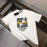 P75 🍃FENDI 芬迪 26SS最新款情侣款圆领短袖 情侣T恤 春夏新品 高品质 🔥🔥时尚百搭潮款 定制进口面料 ！穿着舒适 透气 时尚不失个性 上身休闲随性 帅气有型 彰显大牌气质。三标齐全！！ 颜色：黑色 白色 尺码：M-XXXL