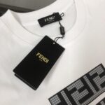 P75 🍃FENDI 芬迪 26SS最新款情侣款圆领短袖 情侣T恤 春夏新品 高品质 🔥🔥时尚百搭潮款 定制进口面料 ！穿着舒适 透气 时尚不失个性 上身休闲随性 帅气有型 彰显大牌气质。三标齐全！！ 颜色：黑色 白色 尺码：M-XXXL