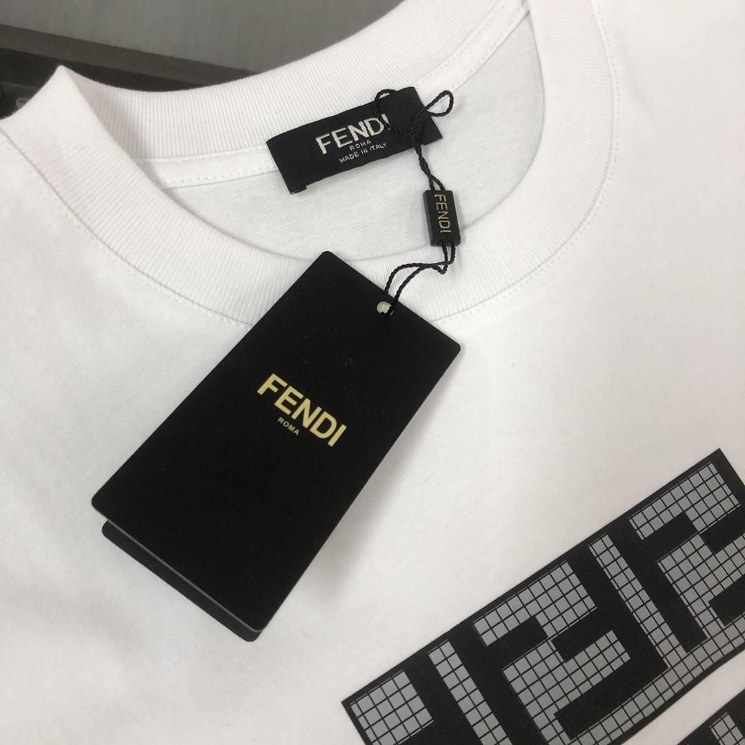 P75 🍃FENDI 芬迪 26SS最新款情侣款圆领短袖 情侣T恤 春夏新品 高品质 🔥🔥时尚百搭潮款 定制进口面料 ！穿着舒适 透气 时尚不失个性 上身休闲随性 帅气有型 彰显大牌气质。三标齐全！！ 颜色：黑色 白色 尺码：M-XXXL